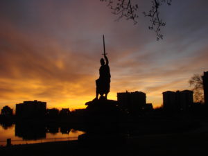 wallace statue in druid hill park at sunrise